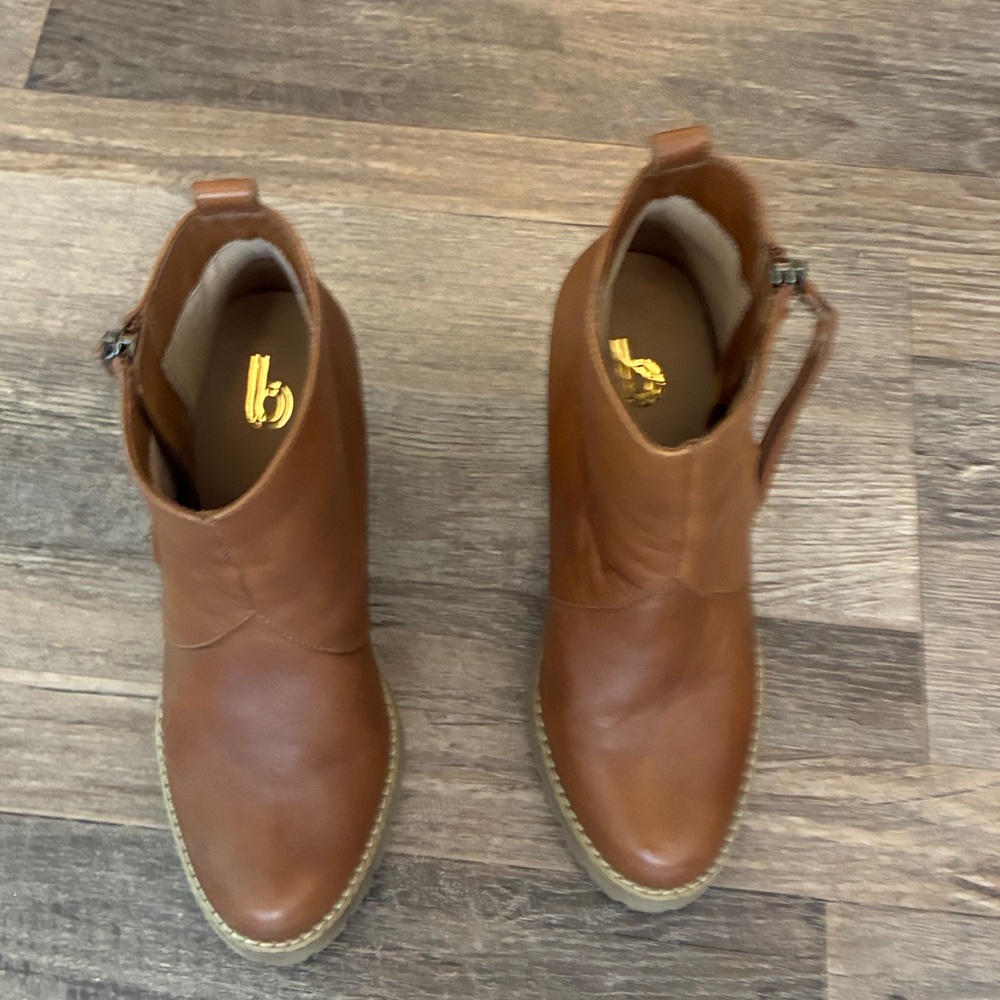 B by Born Cognac Leather Western Side Zip 4”Sole Lug Heel Booties Eu Sz. 34 US 4 - Picture 2 of 5